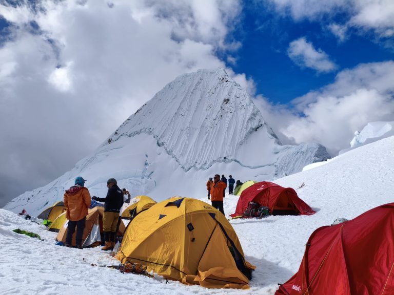 ALPAMAYO (5.947 m)